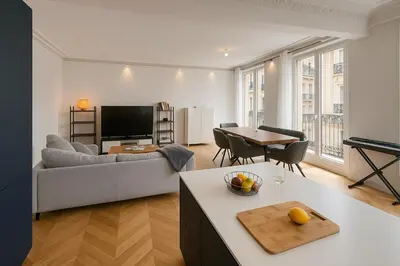 Télévision ou salle de divertissement dans l'établissement Salon Cosy et Lumineux proche Arc de Triomphe
