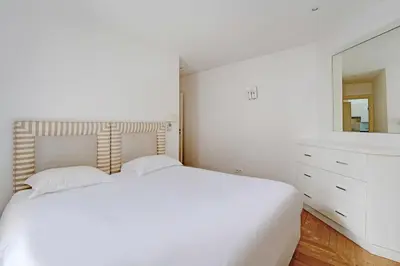 Un ou plusieurs lits dans un hébergement de l'établissement Bright apartment -1BR-2P- Jardin du Luxembourg