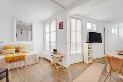 Télévision ou salle de divertissement dans l'établissement Bright apartment -1BR-2P- Jardin du Luxembourg