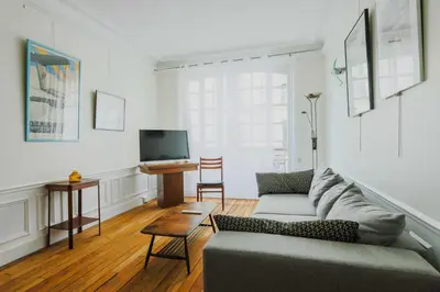Télévision ou salle de divertissement dans l'établissement Cosy Apartment - 1BR-2P- Le Marais