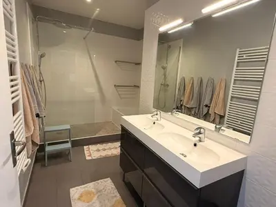 Salle de bains dans l'établissement Home Parc by So Homy - 3 Bed Room, 6 People