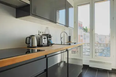 Cuisine ou kitchenette dans l'établissement Modern flat -1BR-4P- Paris 17e