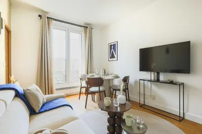 Télévision ou salle de divertissement dans l'établissement Modern flat -1BR-4P- Paris 17e