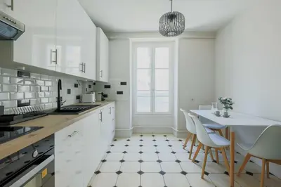 Cuisine ou kitchenette dans l'établissement Modern Apartment - 2BR- 4P - Champ-de-Mars