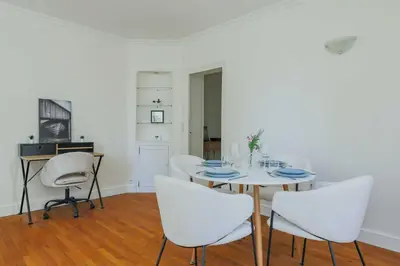 Télévision ou salle de divertissement dans l'établissement Modern Apartment - 2BR- 4P - Champ-de-Mars