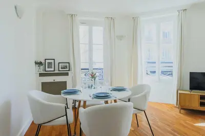 Télévision ou salle de divertissement dans l'établissement Modern Apartment - 2BR- 4P - Champ-de-Mars