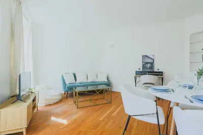 Télévision ou salle de divertissement dans l'établissement Modern Apartment - 2BR- 4P - Champ-de-Mars