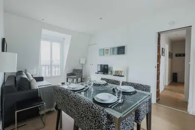Télévision ou salle de divertissement dans l'établissement Bright apartment - 1BR-2P - Le Marais