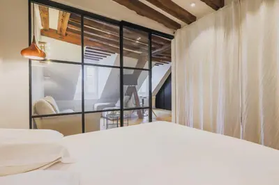 Un ou plusieurs lits dans un hébergement de l'établissement Modern flat -1BR-2P- in the heart of the Marais