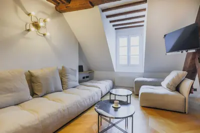 Coin salon dans l'établissement Modern flat -1BR-2P- in the heart of the Marais