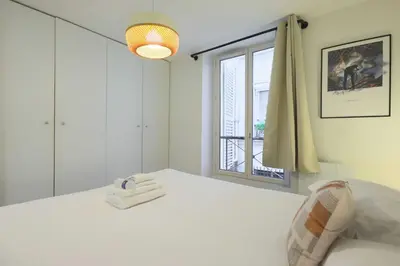 Un ou plusieurs lits dans un hébergement de l'établissement Charming apartment- 1BR-2P- Sacre-Coeur