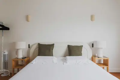 Un ou plusieurs lits dans un hébergement de l'établissement Modern Apartment -2BR-4P- Marais