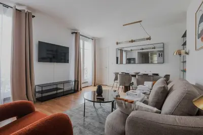 Télévision ou salle de divertissement dans l'établissement Quiet apartment -1BR-4P - Neuilly-sur-Seine