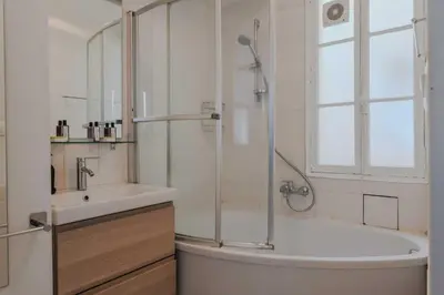 Salle de bains dans l'établissement Quiet apartment -1BR-4P - Neuilly-sur-Seine