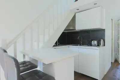 Cuisine ou kitchenette dans l'établissement Central flat - 2BDR-4P - Ile stlouis Paris