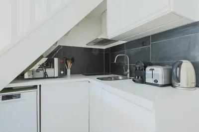 Cuisine ou kitchenette dans l'établissement Central flat - 2BDR-4P - Ile stlouis Paris