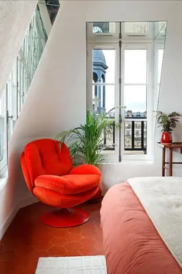 Coin salon dans l'établissement la suite rouge du marais