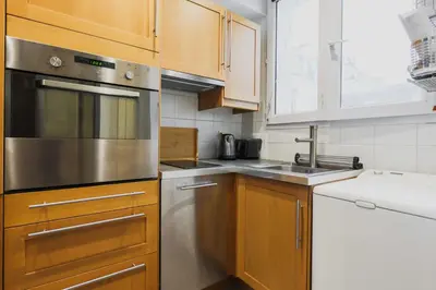 Cuisine ou kitchenette dans l'établissement Ideal location 2P quiet Arc de Triomphe