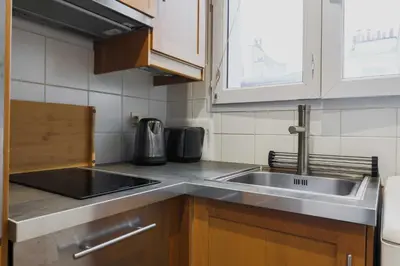 Cuisine ou kitchenette dans l'établissement Ideal location 2P quiet Arc de Triomphe