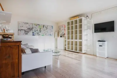 Télévision ou salle de divertissement dans l'établissement Modern apartment -1BR-3P- Trocadero