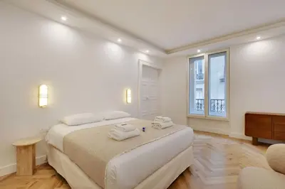 Un ou plusieurs lits dans un hébergement de l'établissement Harmonious 2BDR - 4P apartment - Champs Elysees