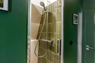 Salle de bains dans l'établissement la suite verte du marais