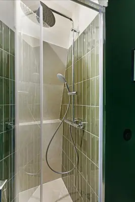 Salle de bains dans l'établissement la suite verte du marais