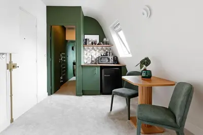 Télévision ou salle de divertissement dans l'établissement la suite verte du marais