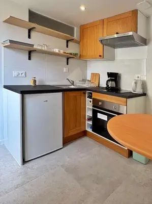 Cuisine ou kitchenette dans l'établissement Charming 1 bedroom apartment- City center of Paris
