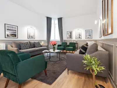 Coin salon dans l'établissement LivinParis - Luxury AC 4 Bedrooms Arc de Triomphe I