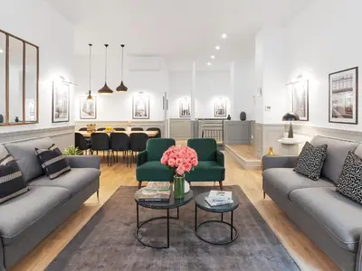Coin salon dans l'établissement LivinParis - Luxury AC 4 Bedrooms Arc de Triomphe I