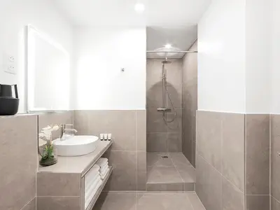 Salle de bains dans l'établissement LivinParis - Luxury AC 4 Bedrooms Arc de Triomphe I
