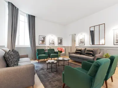 Coin salon dans l'établissement LivinParis - Luxury AC 4 Bedrooms Arc de Triomphe I