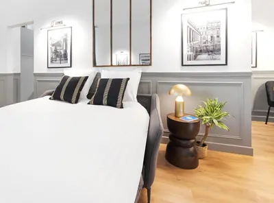 Un ou plusieurs lits dans un hébergement de l'établissement LivinParis - Luxury AC 4 Bedrooms Arc de Triomphe I