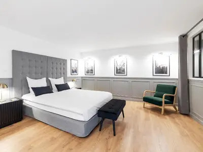 Un ou plusieurs lits dans un hébergement de l'établissement LivinParis - Luxury AC 4 Bedrooms Arc de Triomphe I