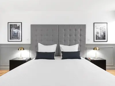 Un ou plusieurs lits dans un hébergement de l'établissement LivinParis - Luxury AC 4 Bedrooms Arc de Triomphe I