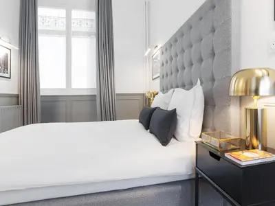 Un ou plusieurs lits dans un hébergement de l'établissement LivinParis - Luxury AC 4 Bedrooms Arc de Triomphe I