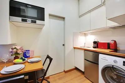 Cuisine ou kitchenette dans l'établissement Charmant appartement proche de l Arc de Triomphe