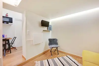Télévision ou salle de divertissement dans l'établissement Charmant appartement proche de l Arc de Triomphe