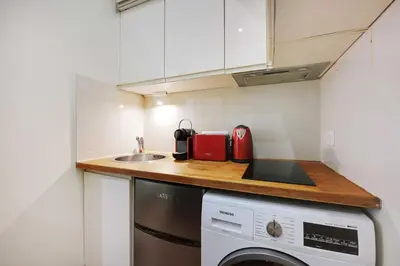 Cuisine ou kitchenette dans l'établissement Charmant appartement proche de l Arc de Triomphe