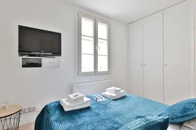 Un ou plusieurs lits dans un hébergement de l'établissement Charming apartment in the heart of the Marais