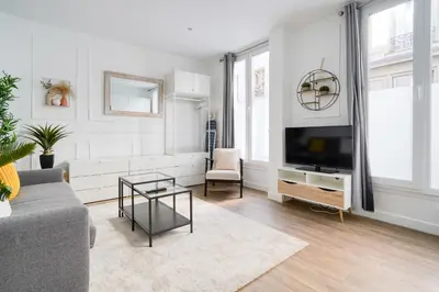 Télévision ou salle de divertissement dans l'établissement Cozy Apartment for 4 people Montorgueil-Grands Boulevards