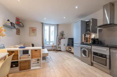 Cuisine ou kitchenette dans l'établissement Cozy Hideaway in a Quiet Paris Passage