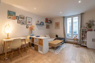 Coin salon dans l'établissement Cozy Hideaway in a Quiet Paris Passage