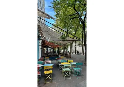 Restaurant ou autre lieu de restauration dans l'établissement Cozy Hideaway in a Quiet Paris Passage