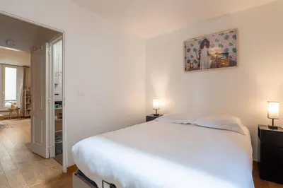 Un ou plusieurs lits dans un hébergement de l'établissement Cozy Hideaway in a Quiet Paris Passage
