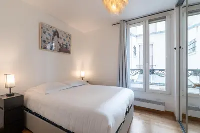 Un ou plusieurs lits dans un hébergement de l'établissement Cozy Hideaway in a Quiet Paris Passage