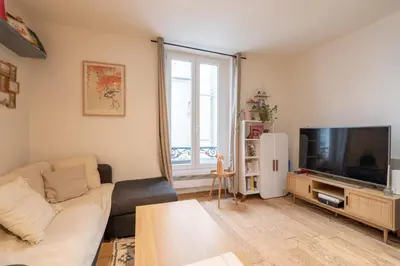 Télévision ou salle de divertissement dans l'établissement Cozy Hideaway in a Quiet Paris Passage