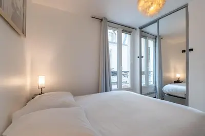 Un ou plusieurs lits dans un hébergement de l'établissement Cozy Hideaway in a Quiet Paris Passage