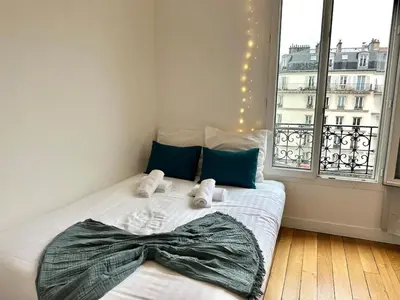 Un ou plusieurs lits dans un hébergement de l'établissement New 344 Suite Birds - Cosy Apartment Paris Center